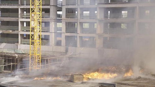 鄂爾多斯市建設工程施工現場突發火情，消防部門迅速出動成功處置